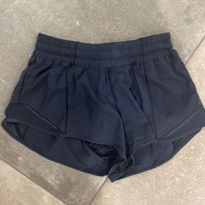 lululemon 2.5 navy hotty hot shorts size 4